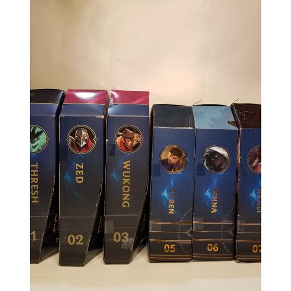 League of Legends Official Thresh Premium Collectible Action Figure and Base NWT - Picture 3 of 3